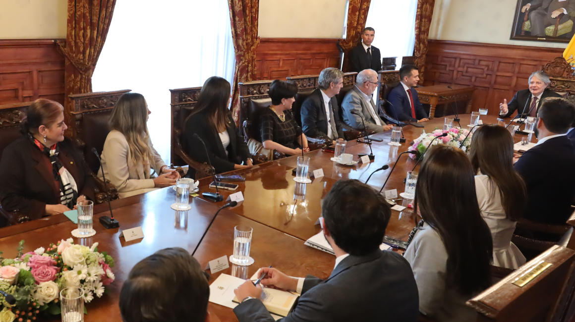 El presidente electo, Daniel Noboa, junto  a su equipo de transición, dialoga con el presidente Guillermo Lasso, el 17 de octubre de 2023.