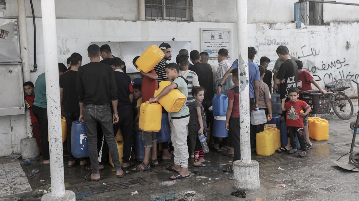 Personas buscan alimentos y agua en la Franja de Gaza, el 17 de octubre de 2023.