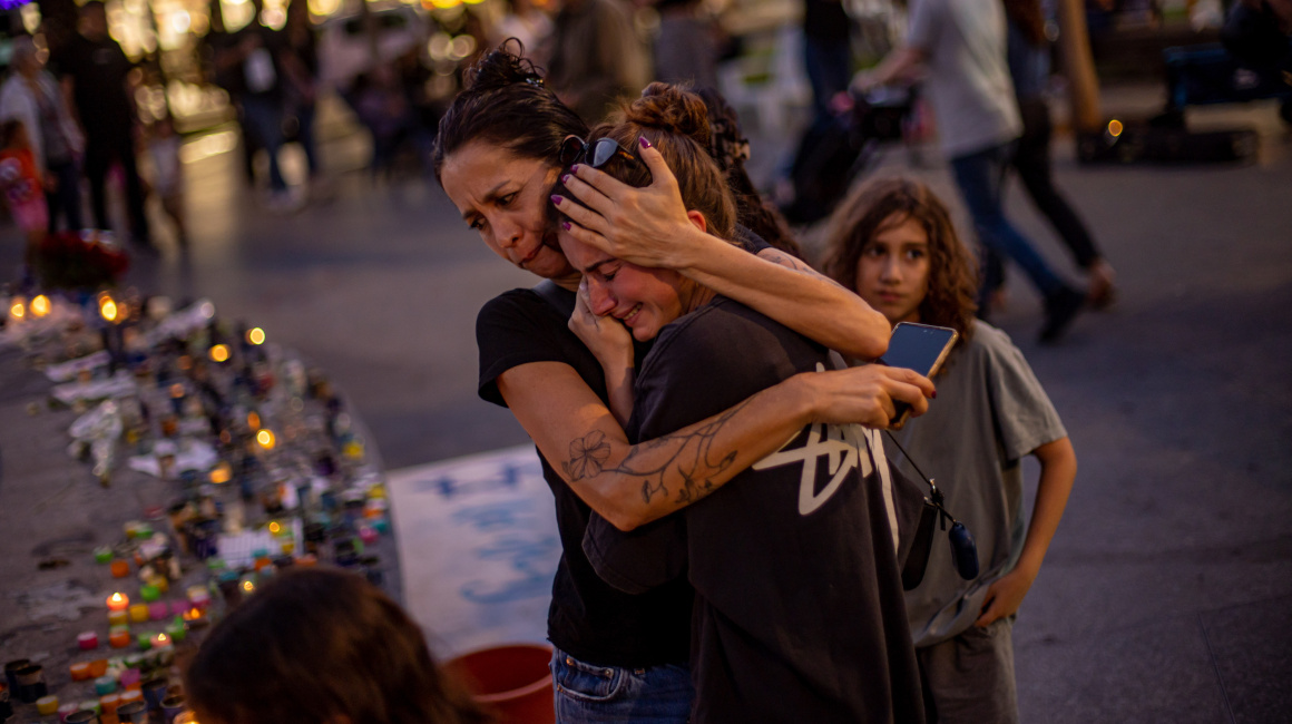 Familiares de las victimas del conflicto entre Israel y Hamás lloran la muerte de sus familiares en Tel Aviv, el 17 de octubre de 2023.