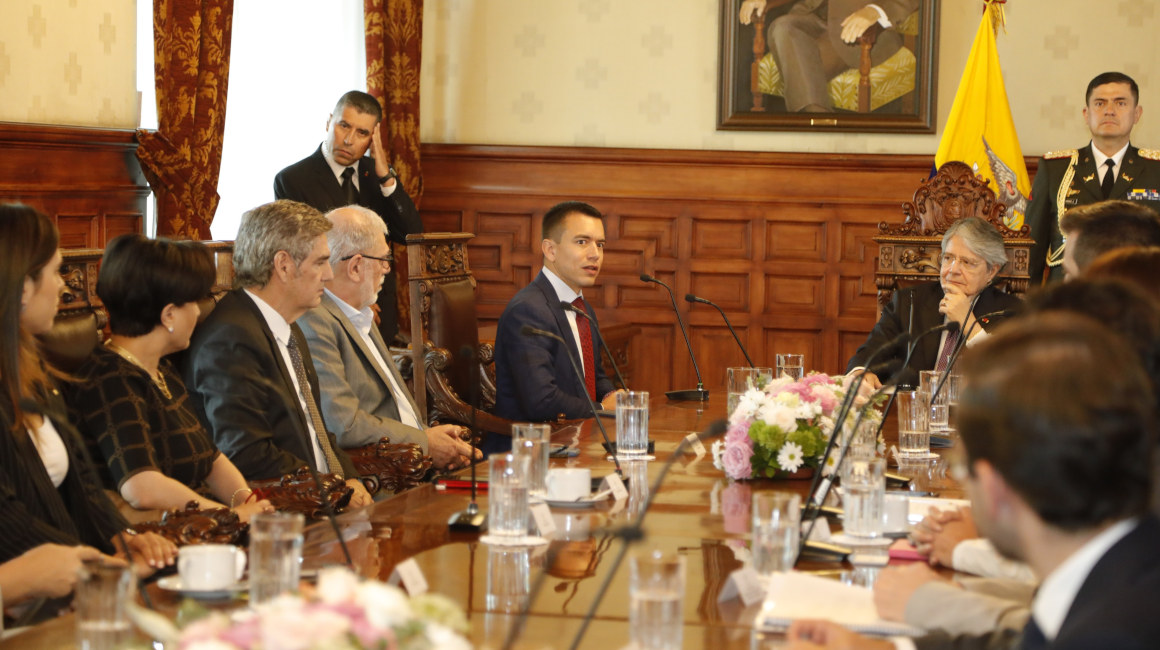 El exvicepresidente Alberto Dahik, al lado derecho del presidente electo Daniel Noboa, este 17 de octubre de 2023 en la reunión en Carondelet con el presidente Guillermo Lasso.