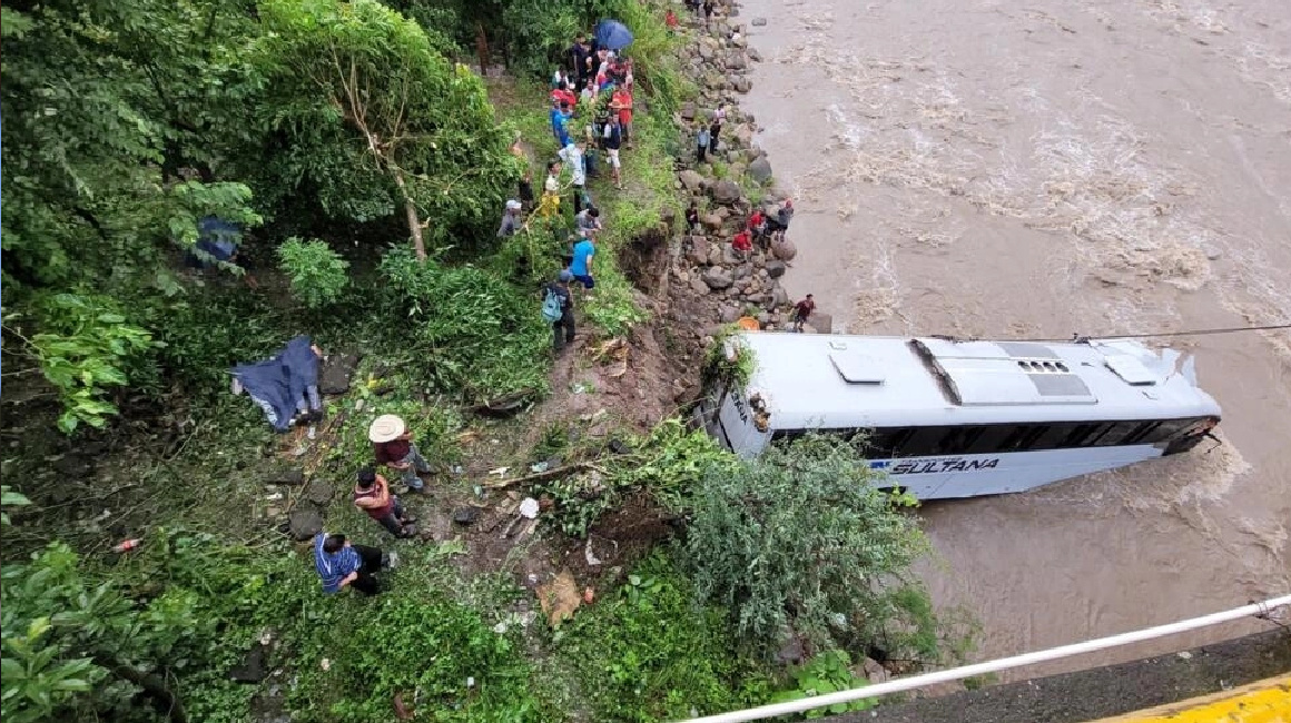 Vista del autobús que cayó al río Higuito, en la municipalidad hondureña de Santa Rosa de Copán, a 250 km al noroeste de Tegucigalpa, el 15 de octubre de 2023.
