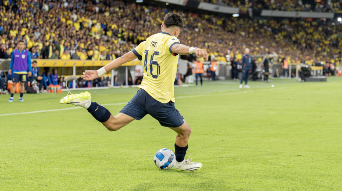 Kendry Páez en el partido ante Colombia el 17 de octubre de 2023.