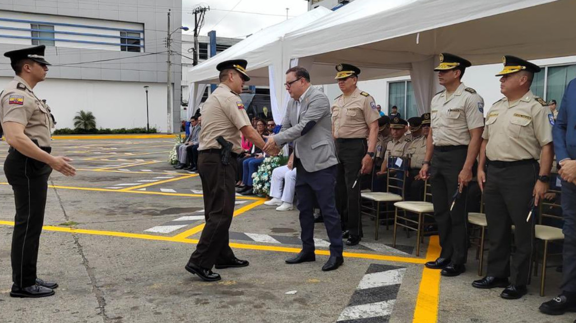 El ministro del Interior, Juan Zapata, saluda con el nuevo comandante de la zona 8, general Víctor Herrera, el 18 de octubre de 2023.
