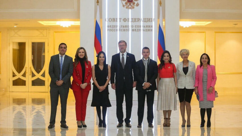 Daniel Noboa y otros asambleístas en un viaje a Rusia, en septiembre de 2022. 