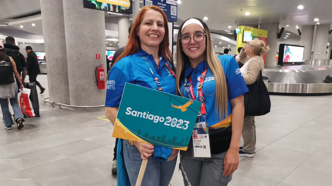 Voluntarias de los Juegos Panamericanos en el aeropuerto de Santiago, el 18 de octubre de 2023.