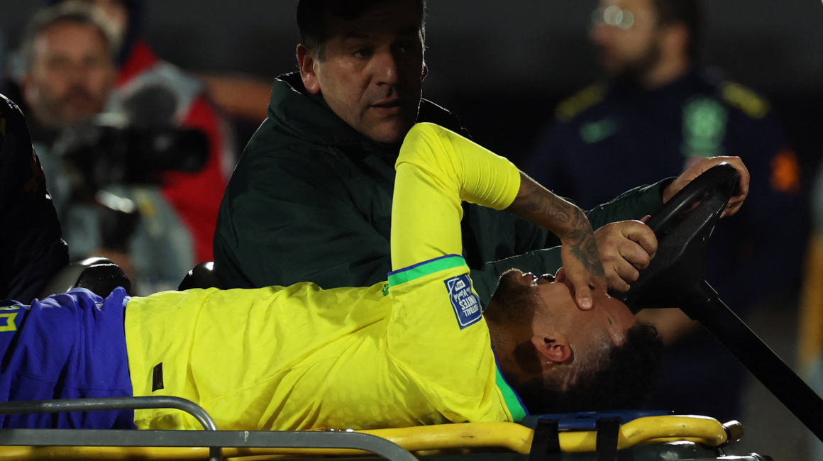 Neymar se retira entre lágrimas durante el partido ante Uruguay, por Eliminatorias, el pasado 17 de octubre de 2023.