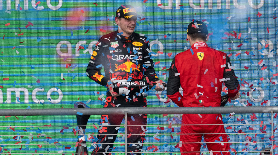 Max Verstappen y Charles Leclerc en el podio del Gran Premio de Estados Unidos en 2022.