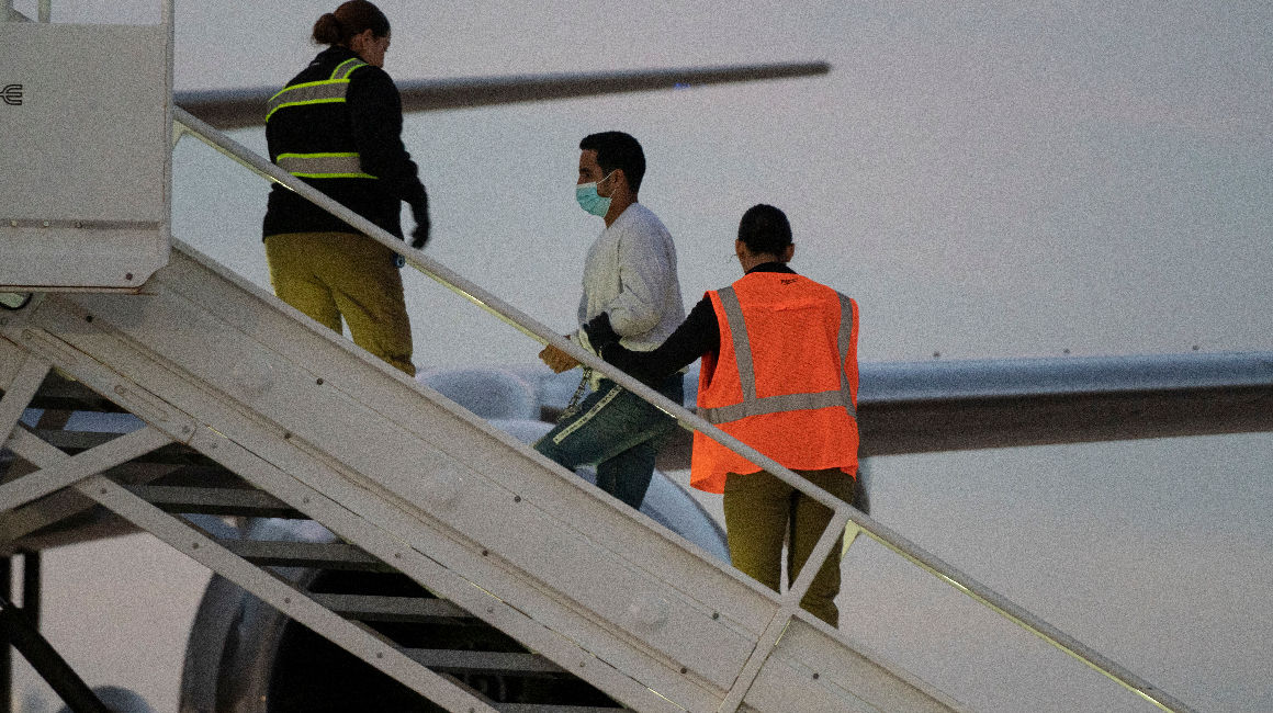 Un hombre con grilletes aborda el primer vuelo de deportación de venezolanos indocumentados después de un acuerdo entre Estados Unidos y Venezuela en Harlingen, Texas, el 18 de octubre de 2023.