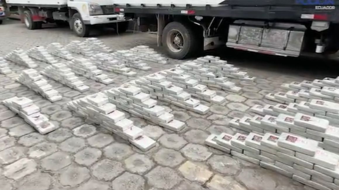 Paquetes de droga que se encontraron en un camión que circulaba en Pinampiro, Imbabura, el 18 de octubre de 2023.