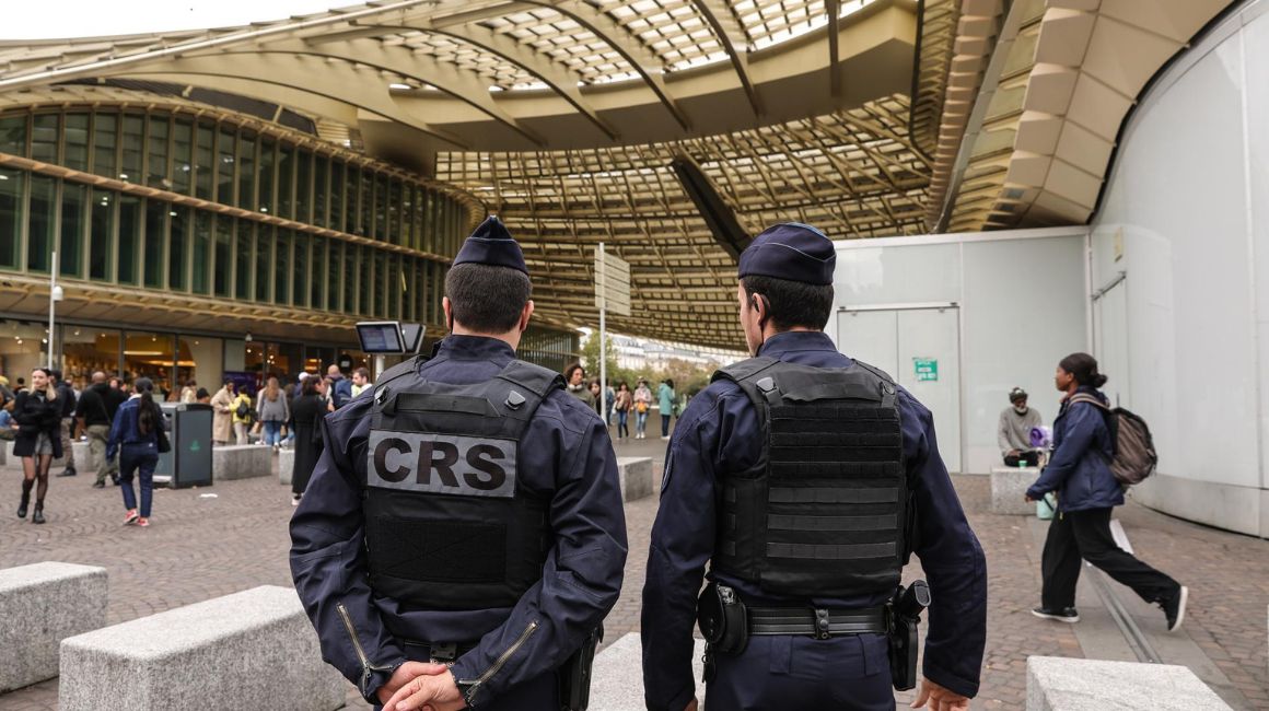Agentes de policía patrullan los alrededores de la zona comercial Les Halles en París, Francia, el 14 de octubre de 2023.