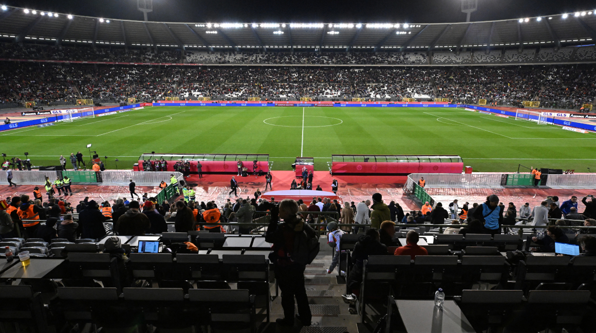 Seguidores y funcionarios esperan en las gradas después de que el partido de la clasificación para la Eurocopa 2024 entre Bélgica y Suecia en el estadio Rey Balduino de Bruselas sea suspendido, el 16 de octubre de 2023.