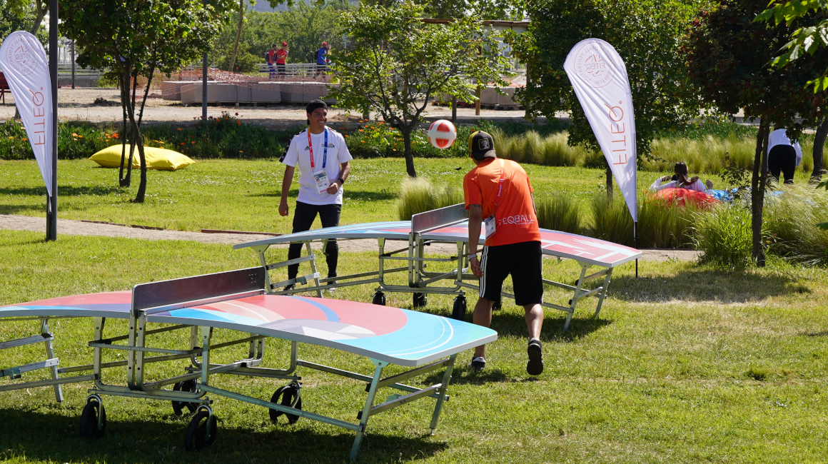 Dos deportistas juegan en un parque de la Villa.