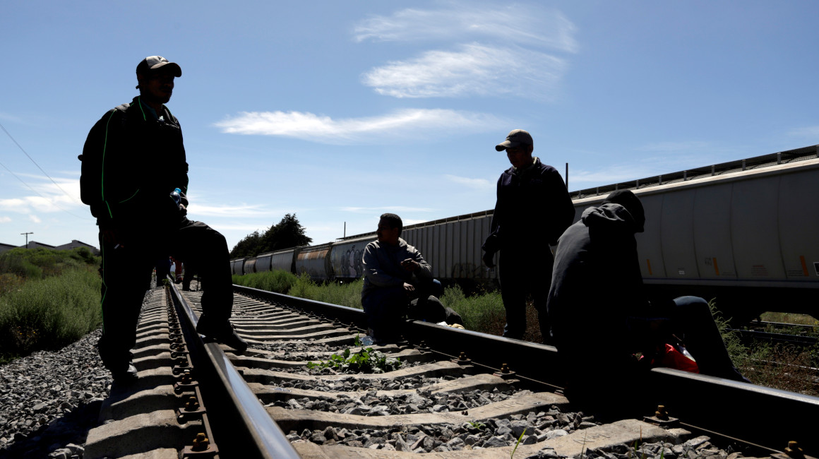 Un grupo de migrantes irregulares esperan en México para tomar el tren y llegar hacia Estados Unidos, el 18 de octubre de 2023.
