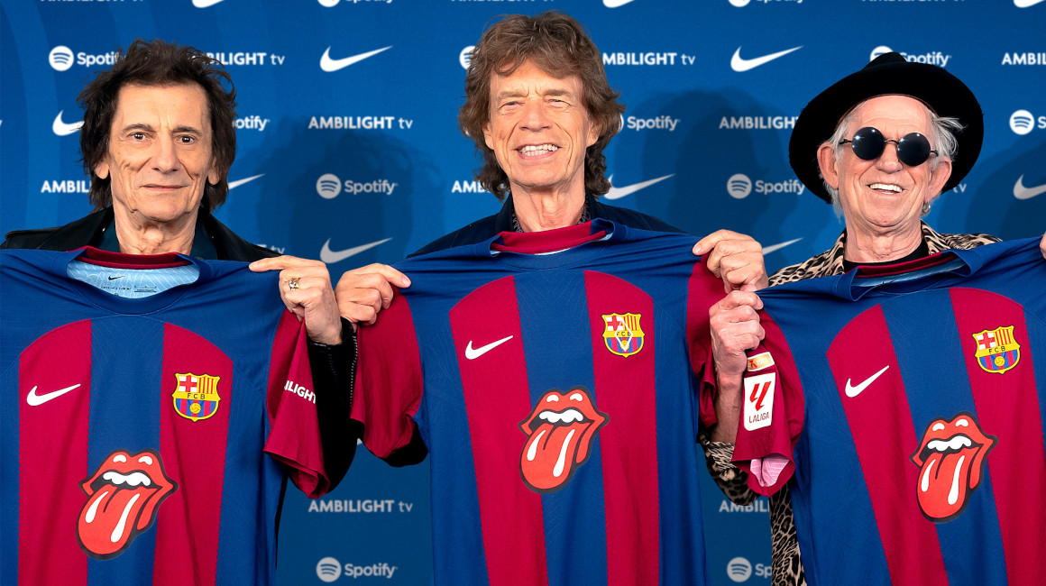 Integrantes de los Rolling Stones con la camiseta que usarán los jugadores.