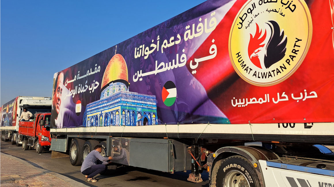 Un convoy de camiones espera en la frontera de Egipto con Gaza, para entregar ayuda humanitaria, el 16 de octubre de 2023.