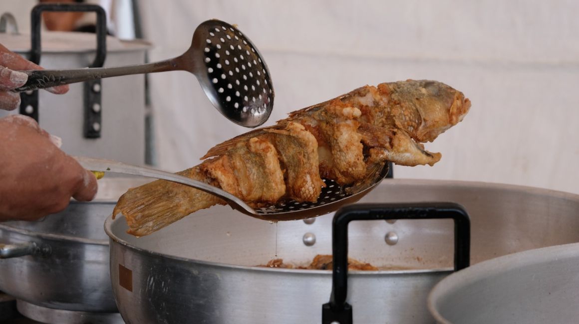 Camotillo frito es uno de los platos más pedidos en los restaurantes de mariscos en Manta.