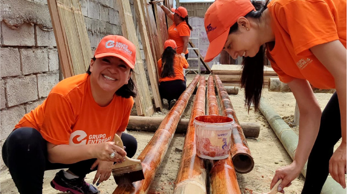 Voluntarios construyen una vivienda en Atacames, Esmeraldas, tras las inundaciones de julio de 2023.