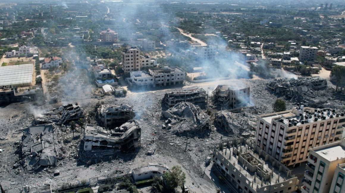 Una vista aérea muestra edificios destruidos en la ciudad de al-Zahra, al sur de la ciudad de Gaza, el 20 de octubre de 2023, tras el bombardeo israelí durante la noche en medio de batallas en curso entre Israel y el grupo palestino Hamas.