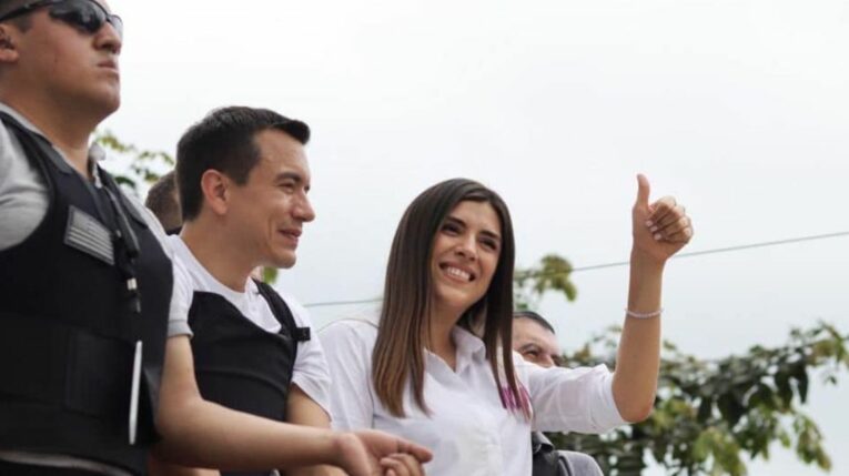 Valentina Centeno, asambleísta electa por ADN, junto a Daniel Noboa, en un recorrido de campaña, el 11 de octubre de 2023.