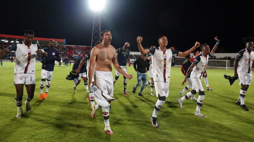 Jugadores de Olmedo celebran tras mantenerse con vida en los playoff del Ascenso, en agosto de 2023.