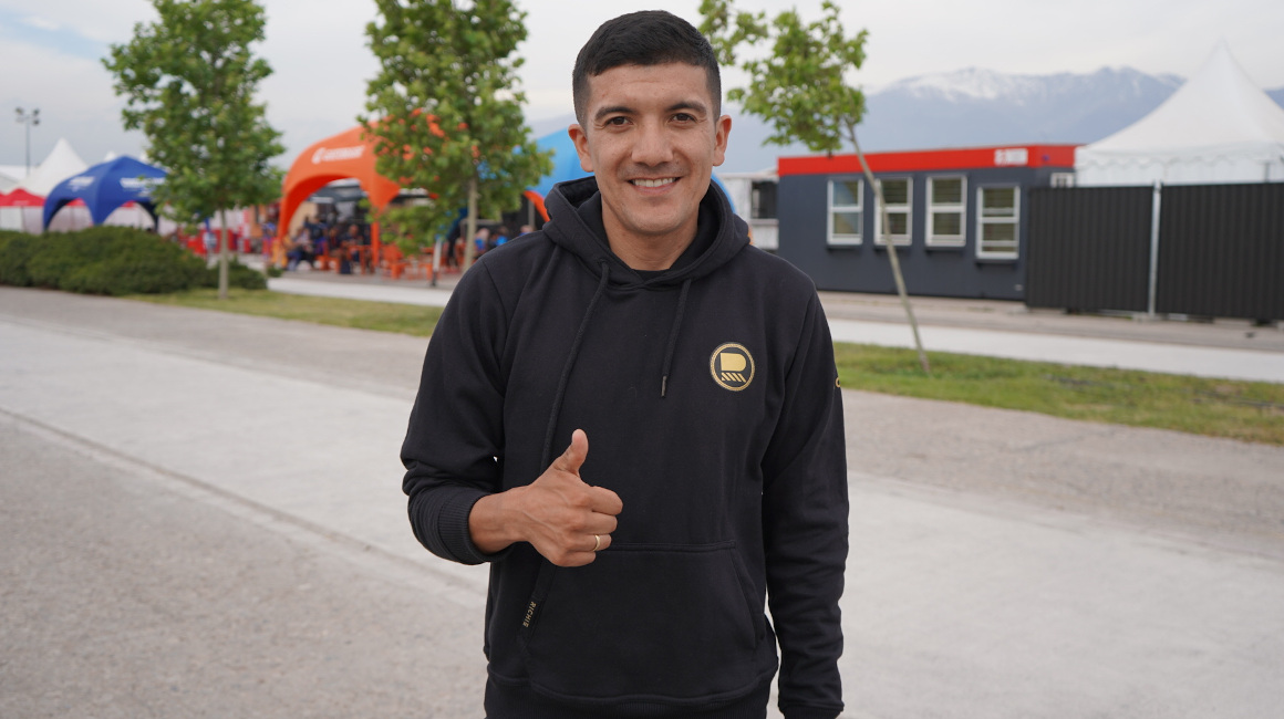 El ciclista ecuatoriano, Richard Carapaz, posa en la Villa de los Juegos Panamericanos, el 19 de octubre de 2023.