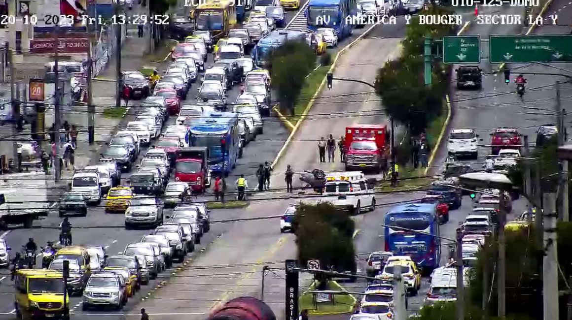 Accidente en el carril de la Ecovía, en Quito, el 20 de octubre de 2023.