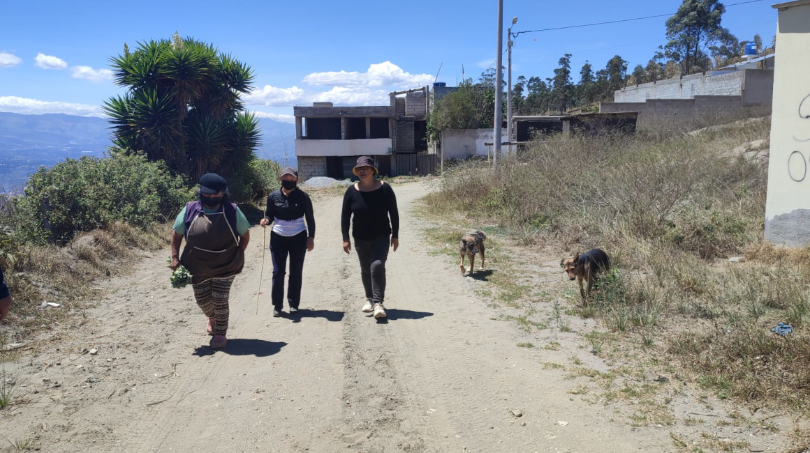 Tres habitantes de Colinas de Bellavista caminan por sus calles, el 19 de octubre de 2023.