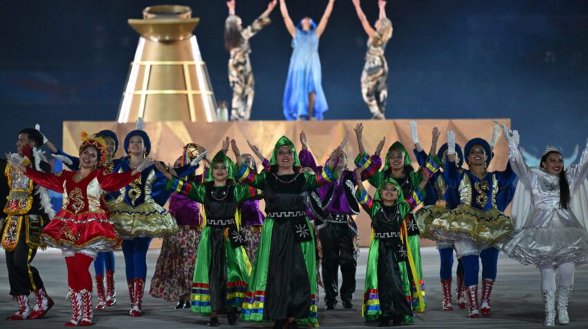 Bailarines se mueven durante la ceremonia de inauguración. 