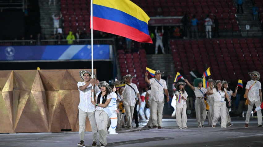 La delegación colombiana desfila en la ceremonia de apertura de los Juegos Panamericanos, el 20 de octubre de 2023.