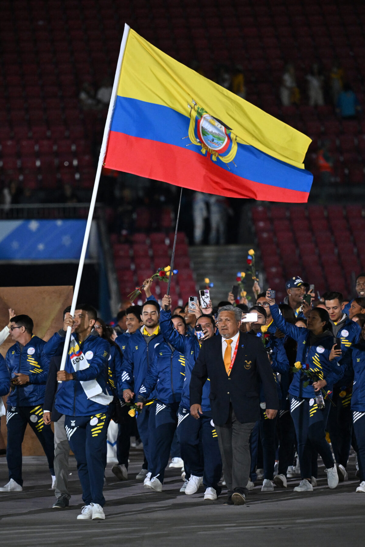 Richard Carapaz lleva la bandera de Ecuador en la apertura de los Panamericanos. 