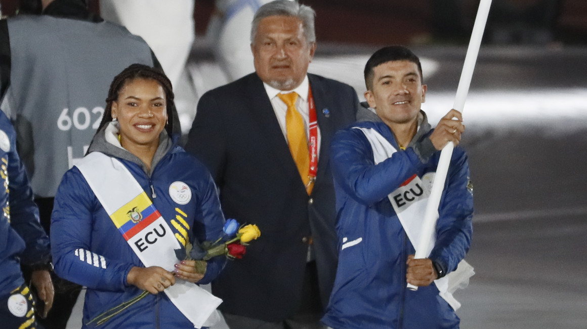Angie Palacios y Richard Carapaz desfilan en la ceremonia de apertura de los Juegos Panamericanos de Santiago, el 20 de octubre de 2023.