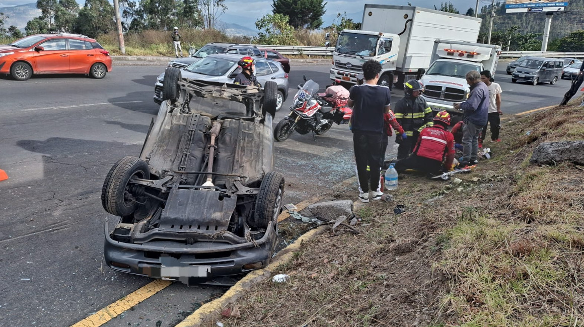 Un auto volcado tras sufrir un accidente de tránsito en la avenida Simón Bolívar de Quito, el 11 de agosto de 2023.