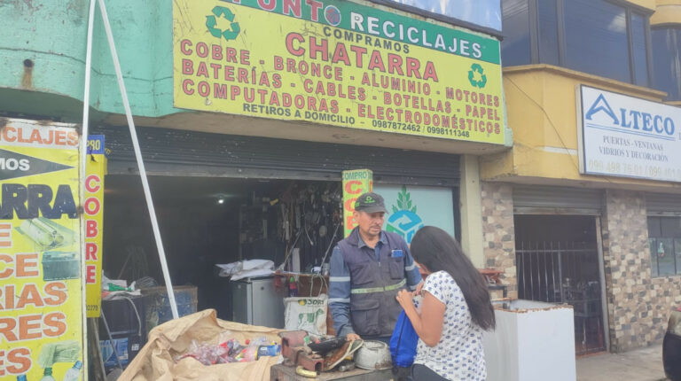 Luis Tapia en la recicladora en la que trabaja en la avenida Simón Bolívar, el 19 de octubre de 2023.