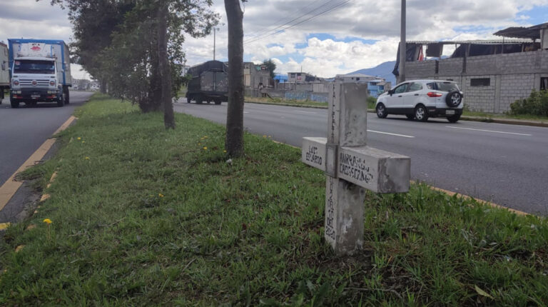 Una cruz que representa a las víctimas de los accidentes de tránsito en la avenida Simón Bolívar, el 19 de octubre de 2023.