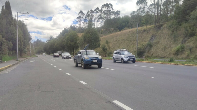 Vehículos circulan por la avenida Simón Bolívar de Quito, el 19 de octubre de 2023.