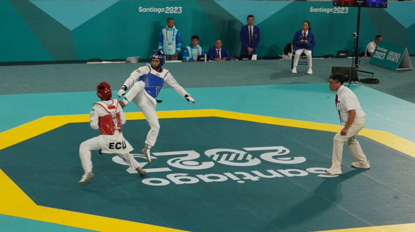 Adrián Miranda, durante un combate de Taekwondo en los Panamericanos. 