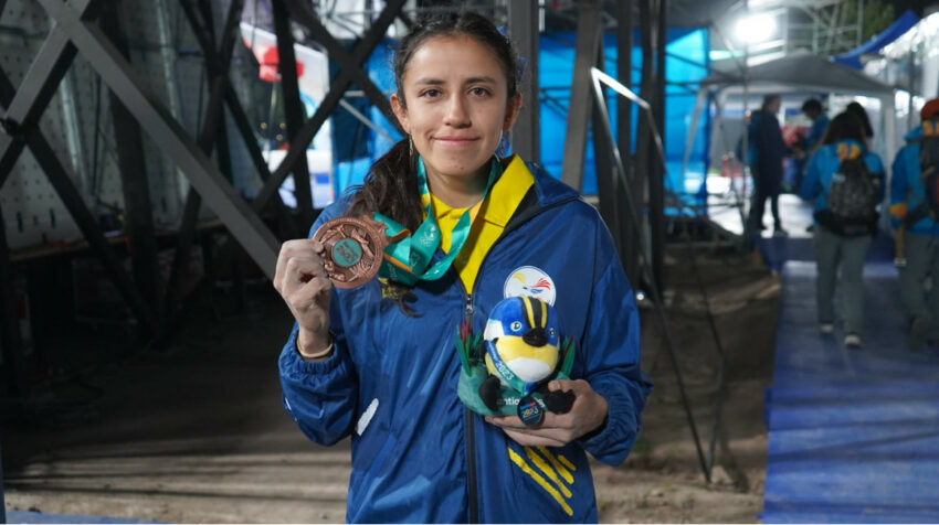 La escaladora ecuatoriana, Andrea Rojas, con la medalla de bronce conseguida en los Juegos Panamericanos, el 21 de octubre de 2023.