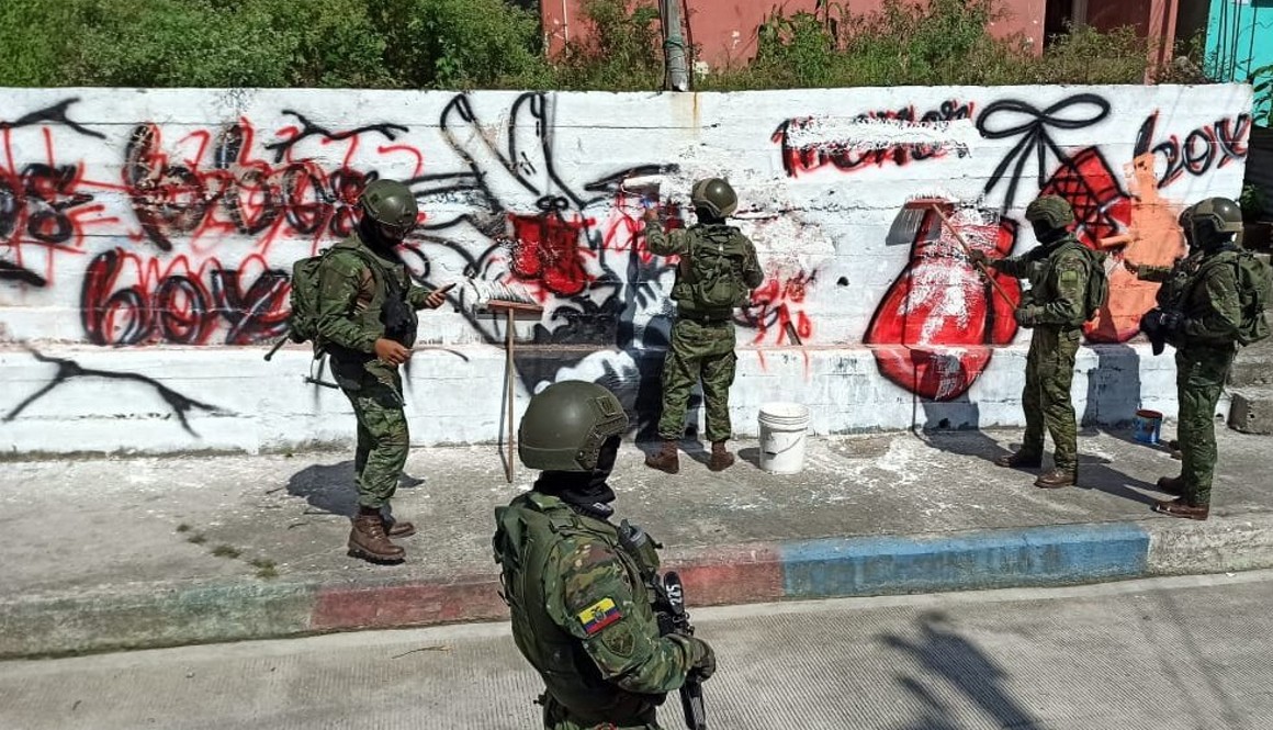 Militares borran grafittis alusivos a Los Lobos, en Esmeraldas.
