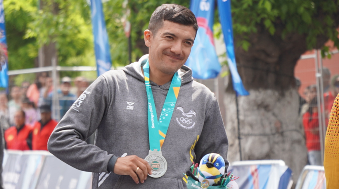 Richard Carapaz en la premiación tras conseguir la medalla de plata en los Panamericanos 2023 este domingo 22 de octubre.