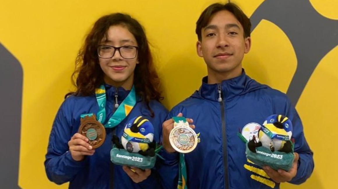 Katlen Jerves y Mario Troya con la medalla de bronce en la modalidad Poomsae Parejas Mixtos en los Juegos Panamericanos este domingo 22 de octubre.