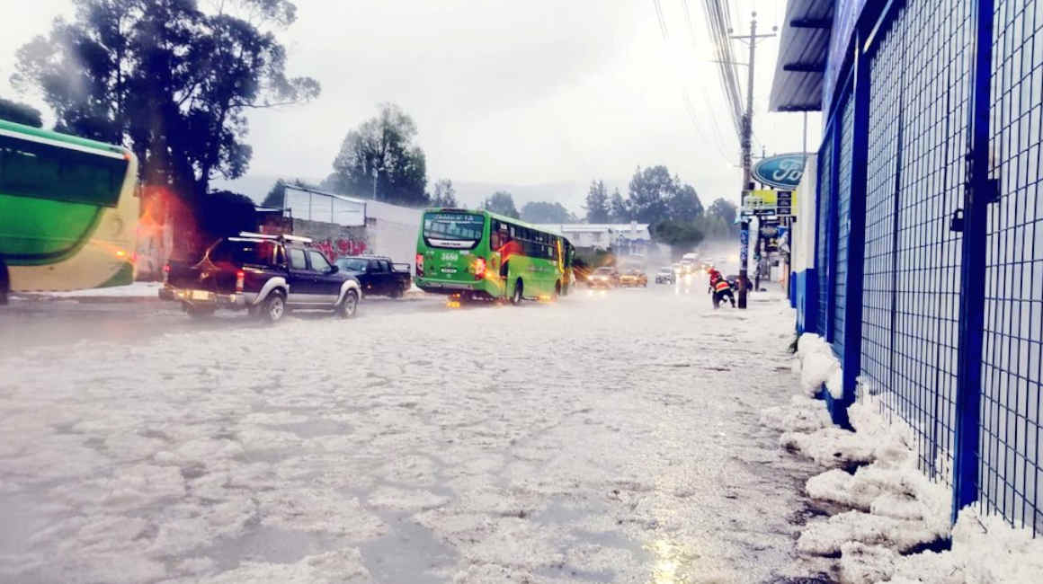 Lluvia y granizo se reportó la tarde del 22 de octubre de 2023 en Conocoto y en otros sectores de Quito.