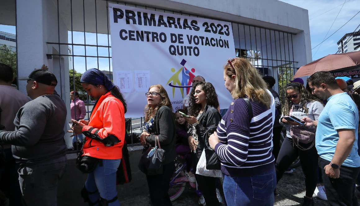 Venezolanos votan en Quito, en las primarias de la oposición.