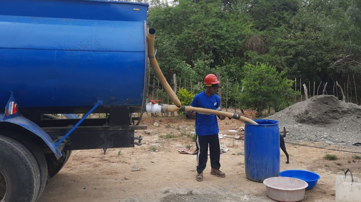Un tanquero distribuye agua potable en Guayaquil.