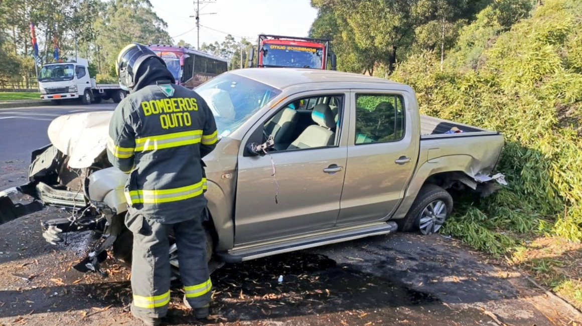 Un bombero evalúa una camioneta, tras un accidente de tránsito, el 22 de octubre de 2023.