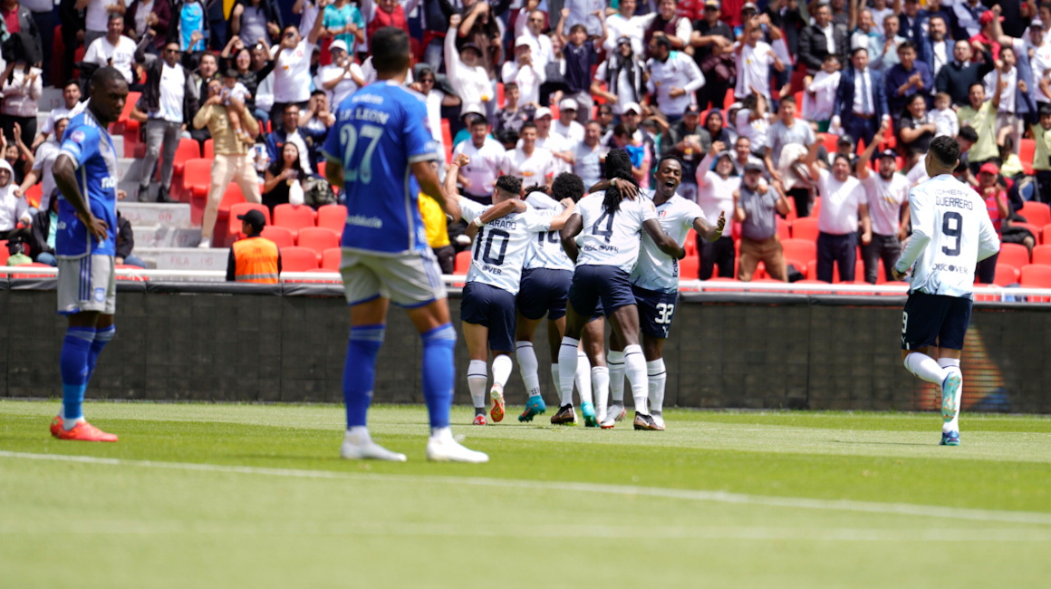 Los jugadores de Liga de Quito celebran el gol de José 'Choclo' Quintero ante Emelec, el 23 de octubre de 2023.