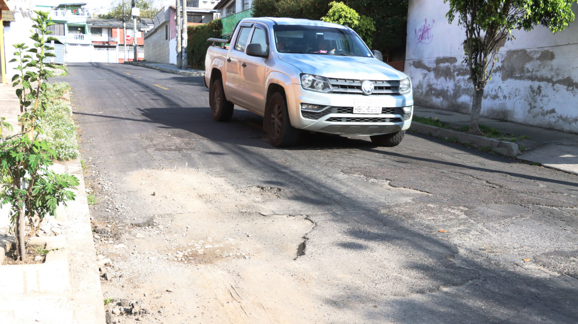 Una camioneta esquiva uno de los baches en la avenida Eloy Alfaro de Quito, el 22 de octubre de 2023.