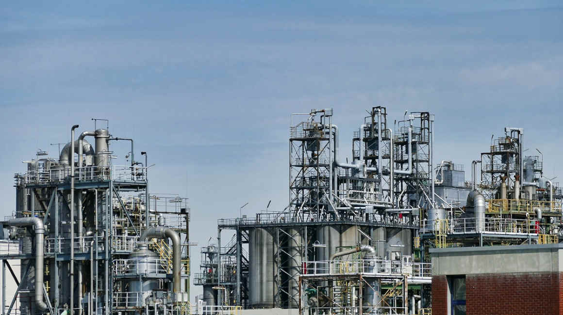 Imagen referencial de una refinería de petróleo.