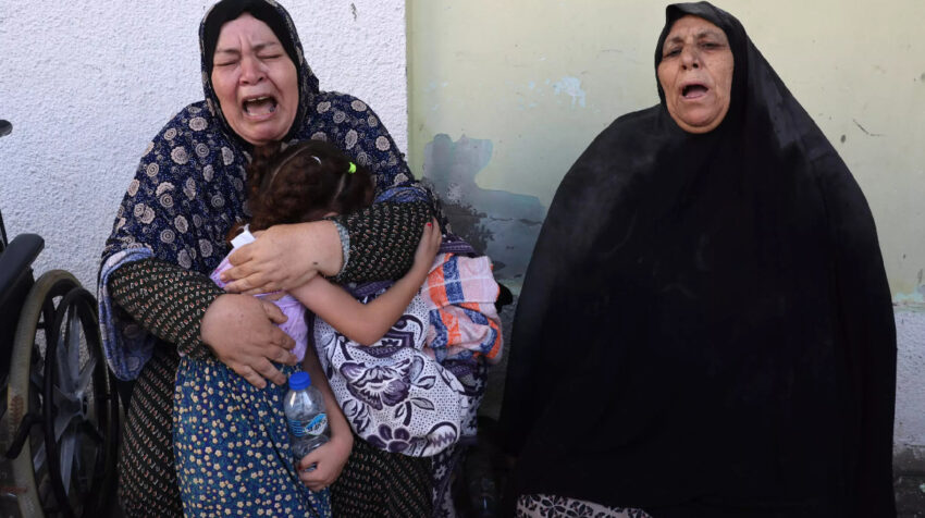 Dos mujeres palestinas mientras una abraza a una niña, en un hospital tras un ataque aéreo israelí en Rafah, en el sur de la Franja de Gaza, el 23 de octubre de 2023.