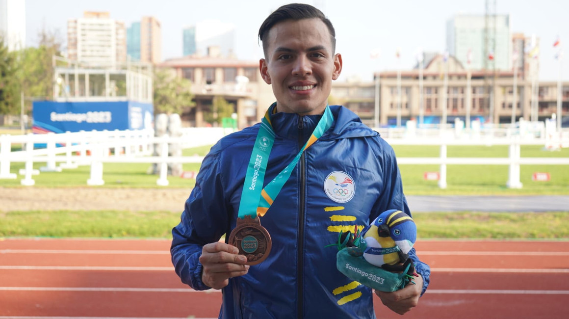 Andrés Torres posa con su medalla de bronce luego de quedar tercero en el pentatlón moderno de los Juegos Panamericanos 2023, el 23 de octubre.