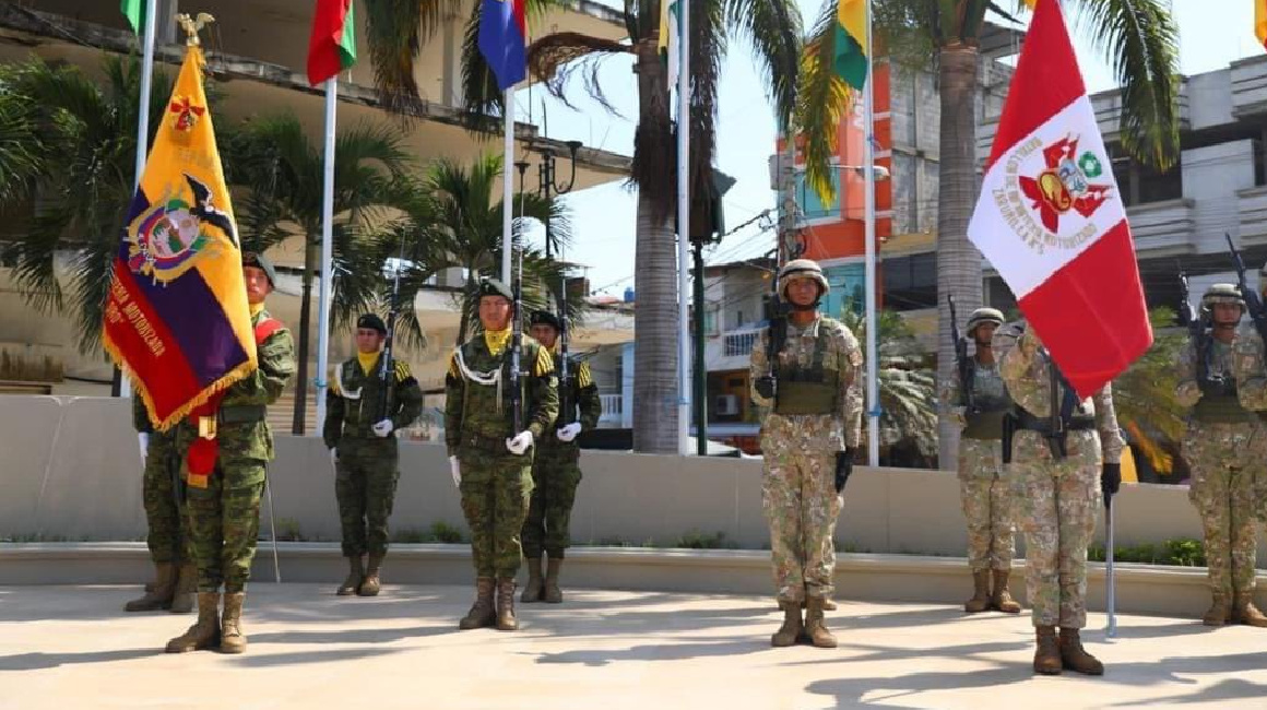 Militares en evento por 25 años de la firma del acuerdo de paz Ecuador y Perú el 23 de octubre de 2023.